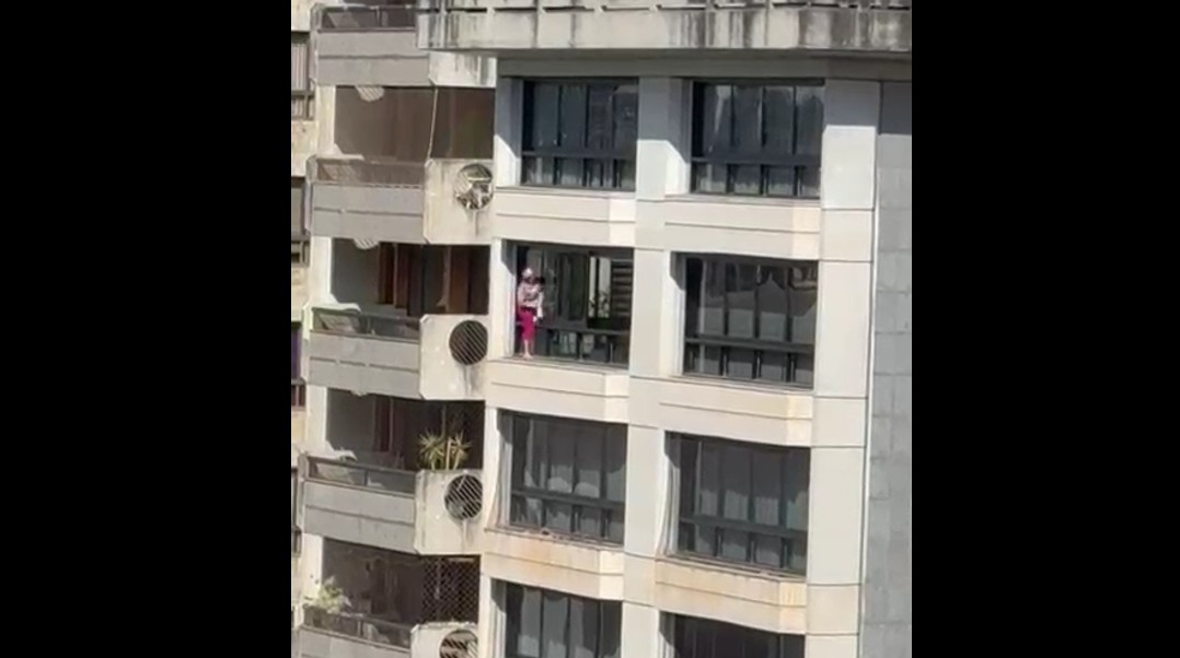 Mulher é flagrada limpando janela de apartamento sem equipamento de segurança em BH; VÍDEO