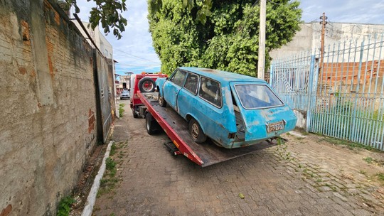 Veículos abandonados são removidos das ruas de Governador Valadares 