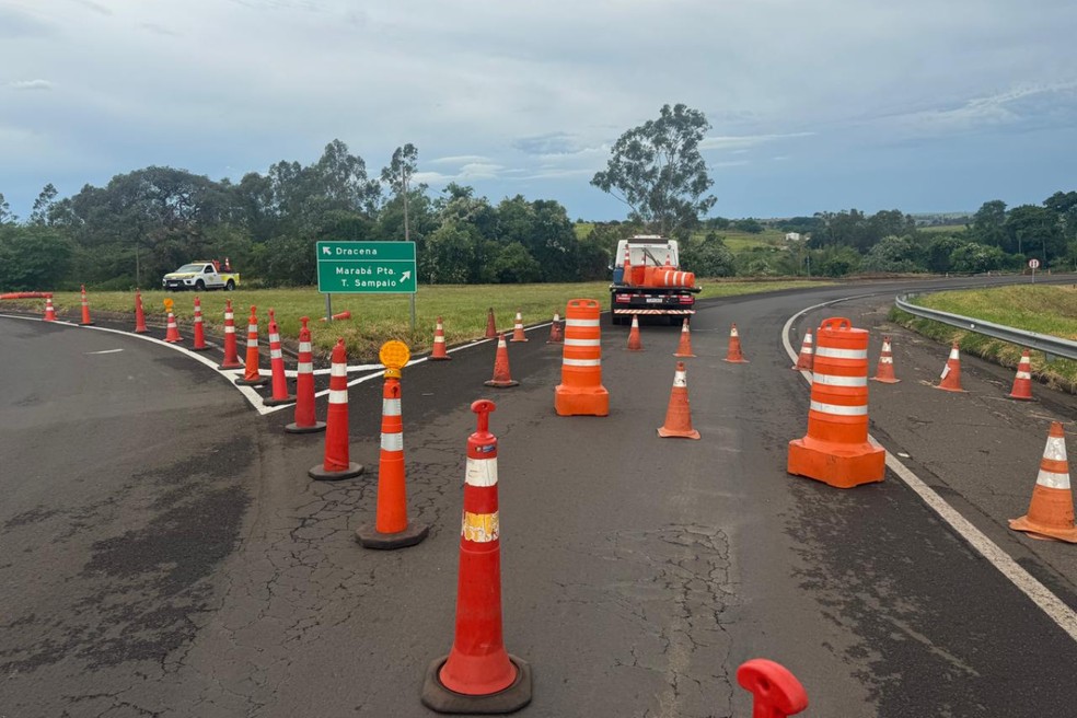 DER orienta que motoristas redobrem a atenção à sinalização e sigam os desvios indicados — Foto: Wagner Bueno/Portal Bueno