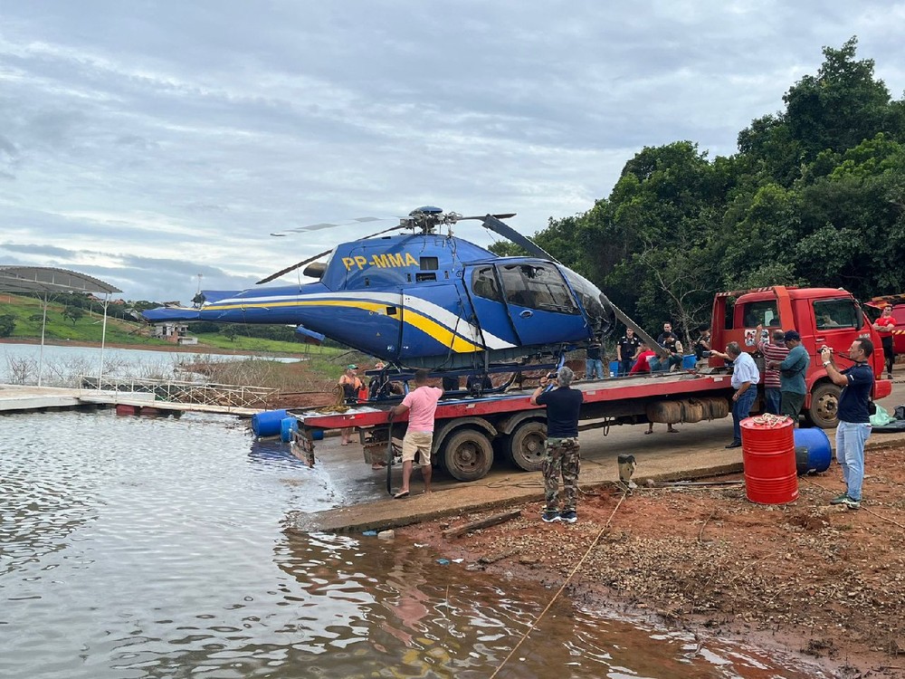 Helicóptero que caiu em Capitólio é retirado da água