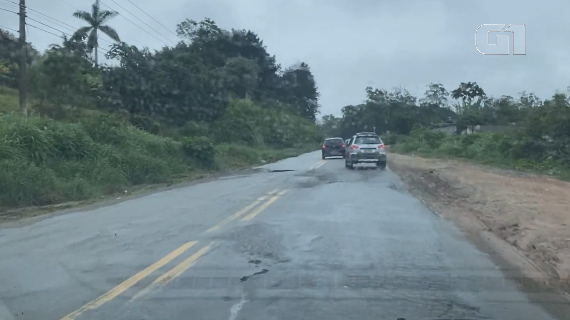 Internauta reclama de asfalto esburacado, mato alto e falta de iluminação na Estrada do Pinheirinho, em Itaquaquecetuba