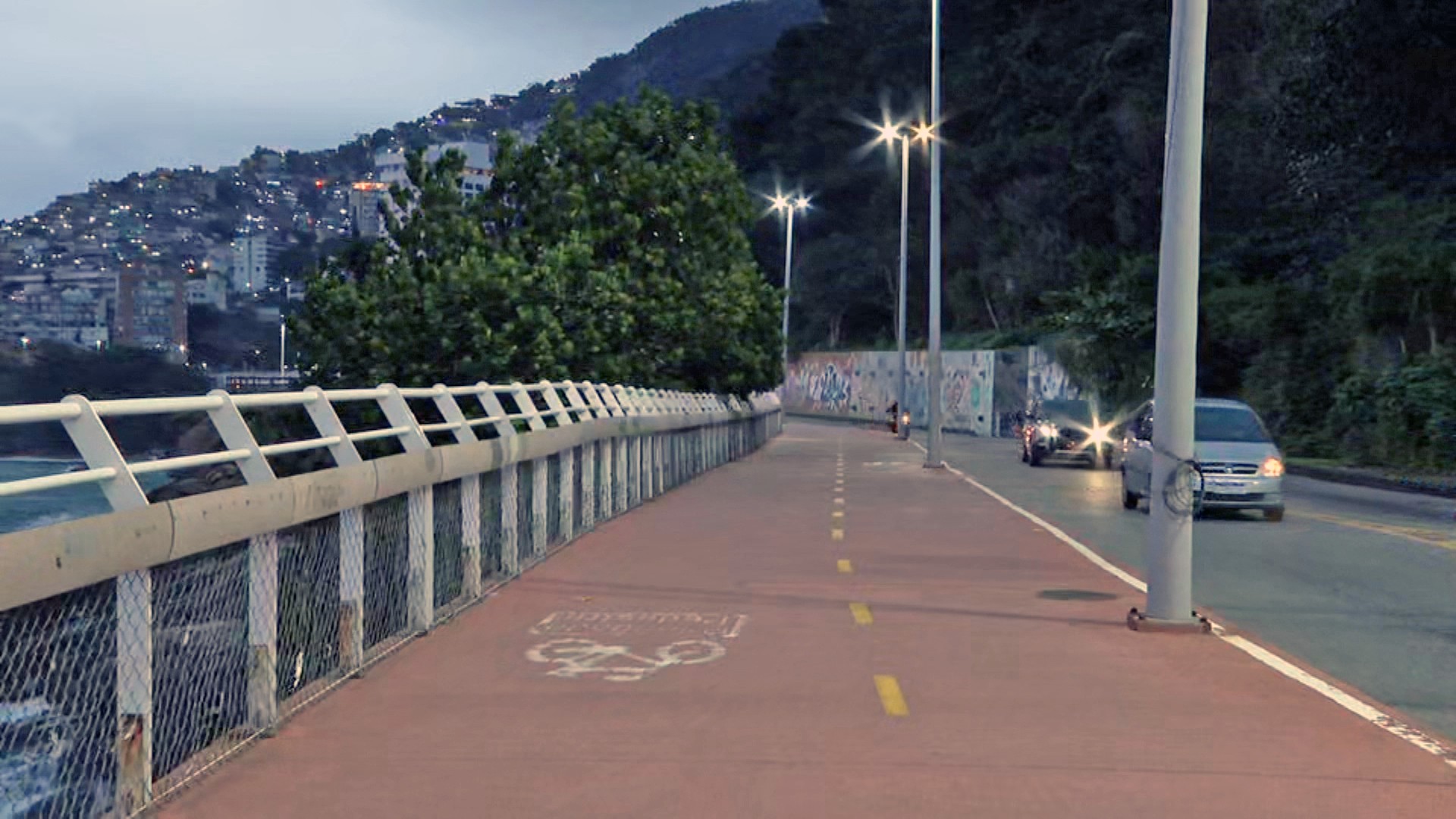 Ciclovia Tim Maia é interditada por ressaca no mar