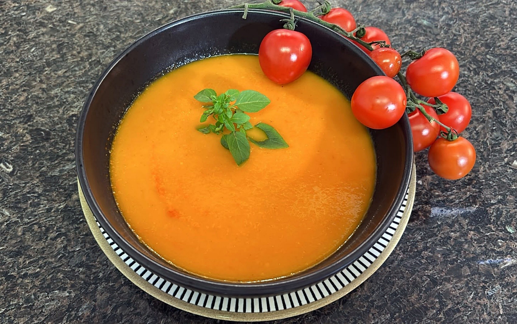 Barato da cozinha: sopa cremosa de tomate é opção econômica para o inverno