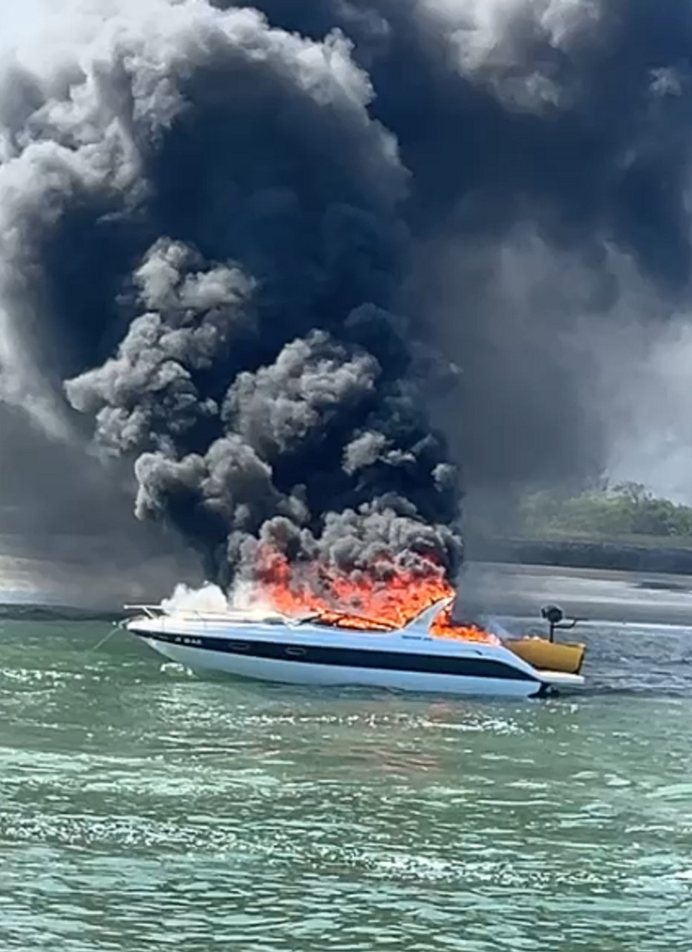 Havia seis ocupantes na lancha que explodiu em Cabo Frio — Foto: Imagem enviada pela Guarda Marítima