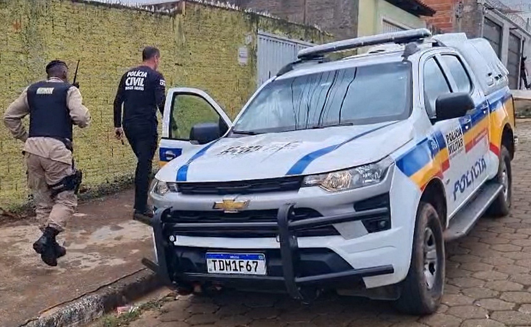 Mulher é presa após esfaquear companheiro em Passos
