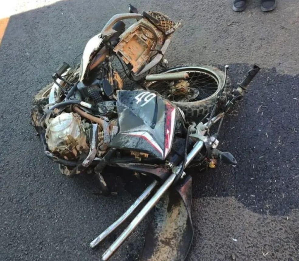 Motocicleta foi aremessada cerca de 130 metros após acidente na BR-116 — Foto: Kadu Fontana/Reprodução