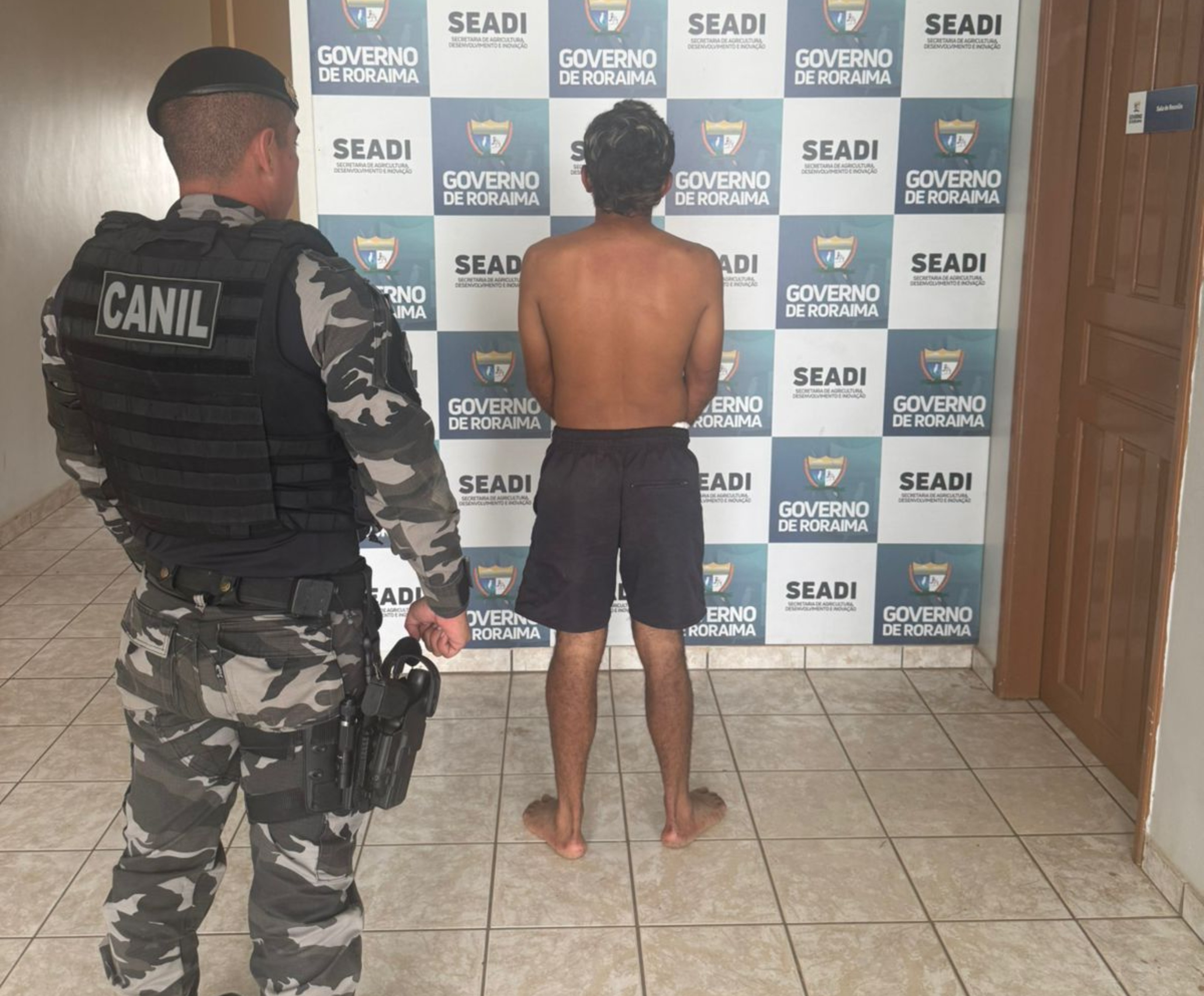 Foragido da Justiça sobe em telhado de casa, arremessa telhas contra PMs e é preso em Boa Vista