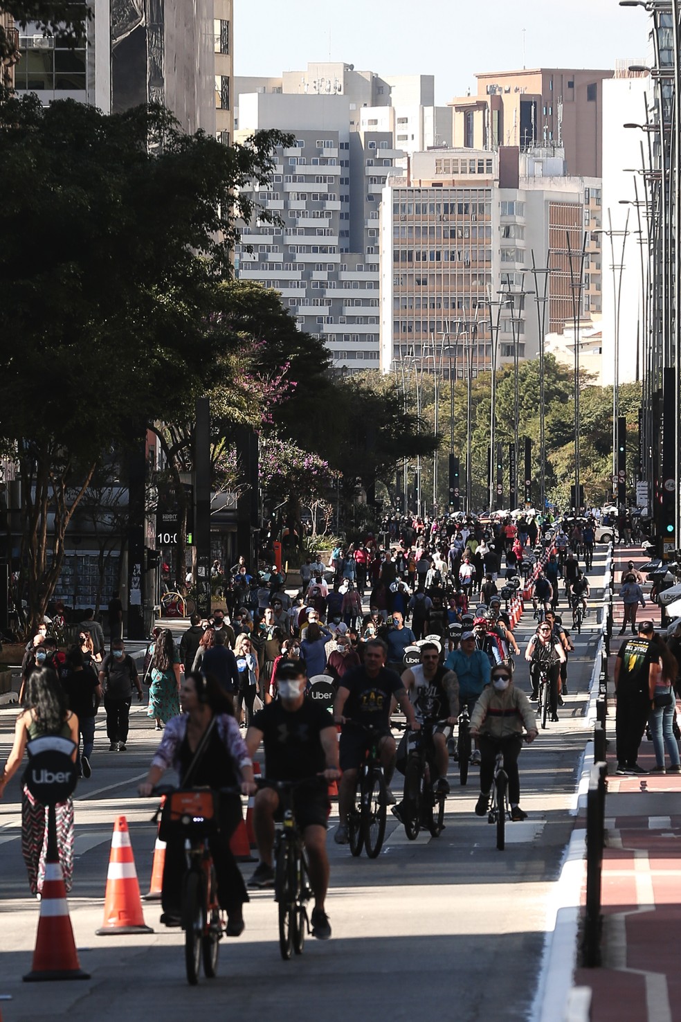 Movimentação de pedestres e ciclistas na Avenida Paulista durante domingo de via fechada para os carros e aberta para o lazer — Foto: Ettore Chiereguini/AGIF - Agência de Fotografia/Estadão Conteúdo