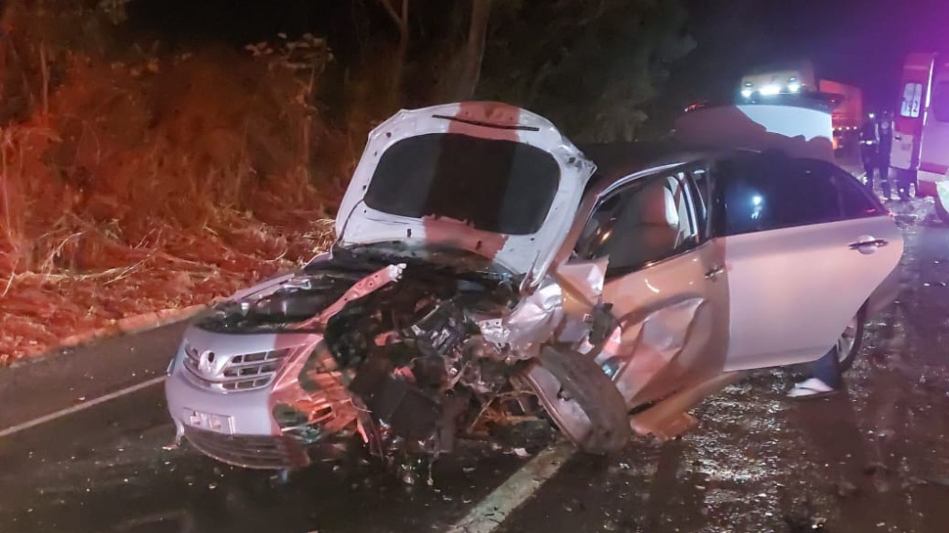 Carro bate de frente, roda na pista e atinge bitrem durante ultrapassagem na BR-352 em MG