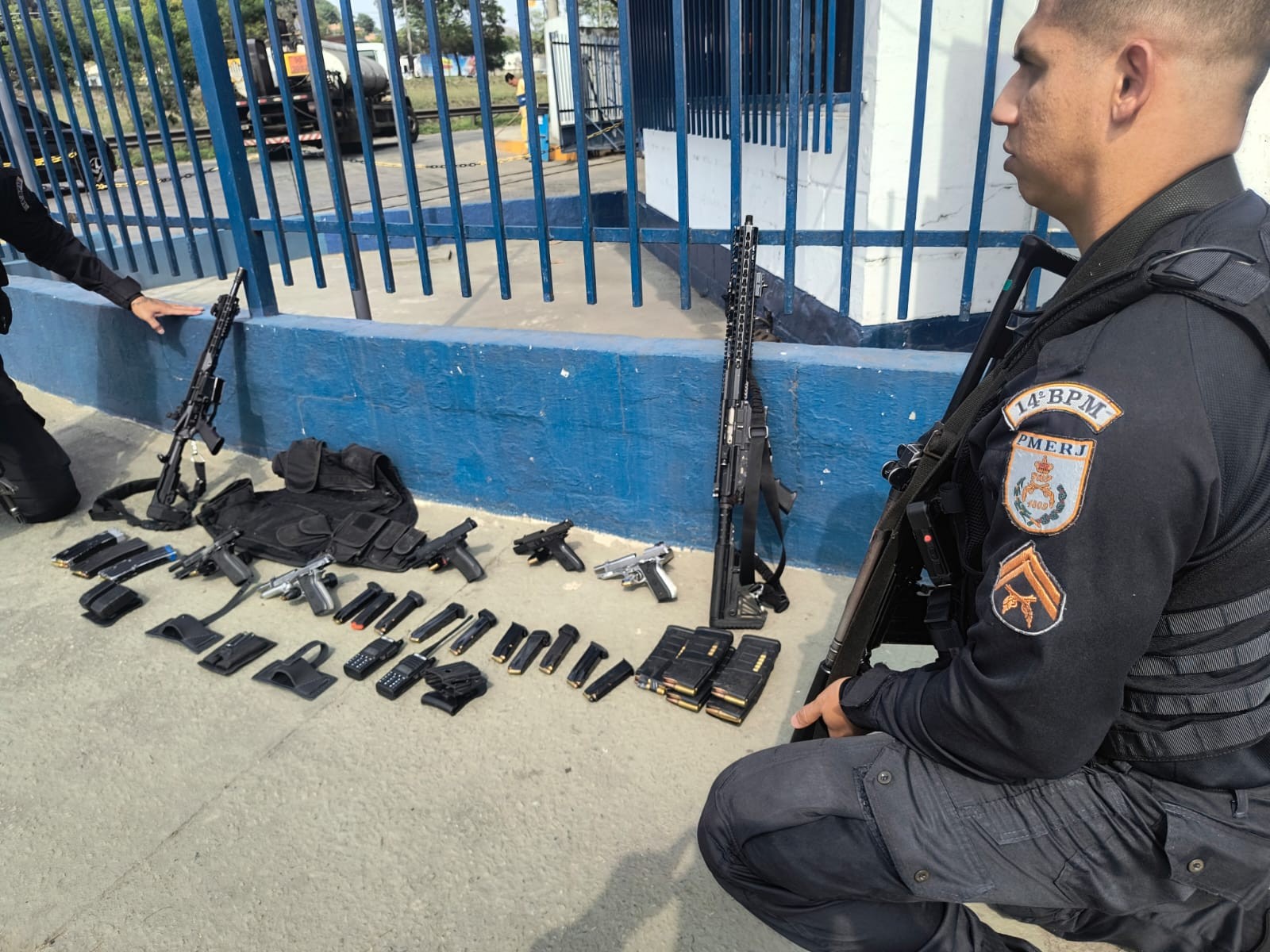 PM e mais dois suspeitos são presos com fuzis, pistolas e munição na Zona Oeste do Rio