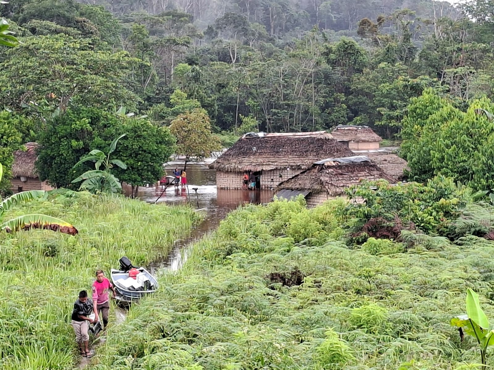 Rios transbordam com chuvas e isolam metade da população no município mais indígena do Brasil; FOTOS