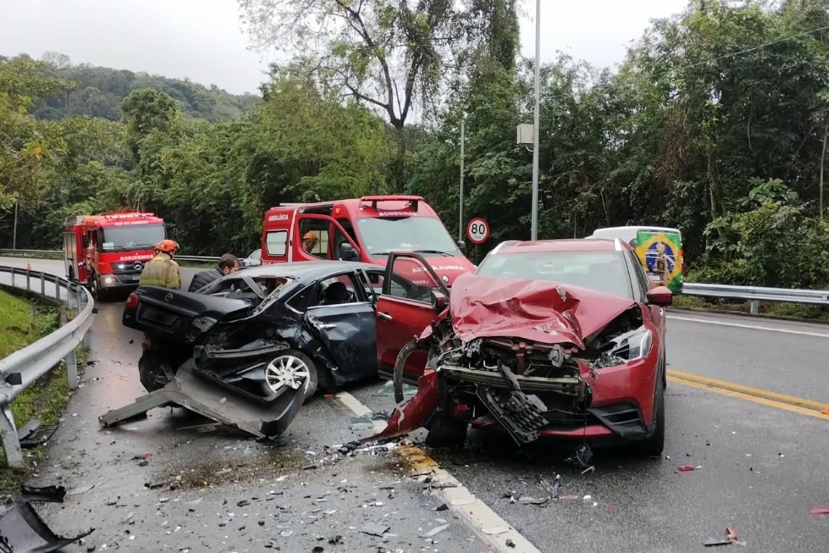 Acidente entre carros deixa duas pessoas feridas na Rio-Santos, em Angra dos Reis
