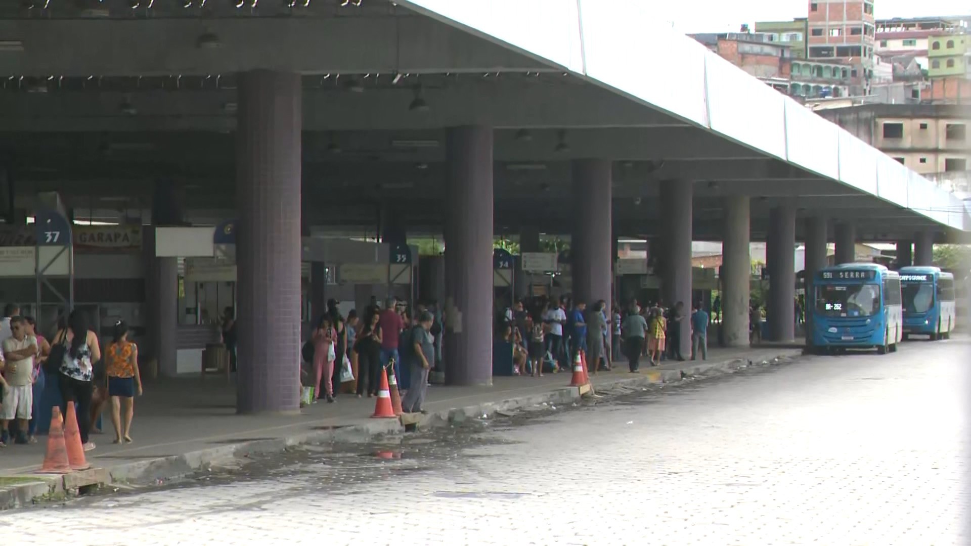 Mulher joga gasolina e ameça colocar fogo em funcionária de loja dentro de terminal de ônibus no ES