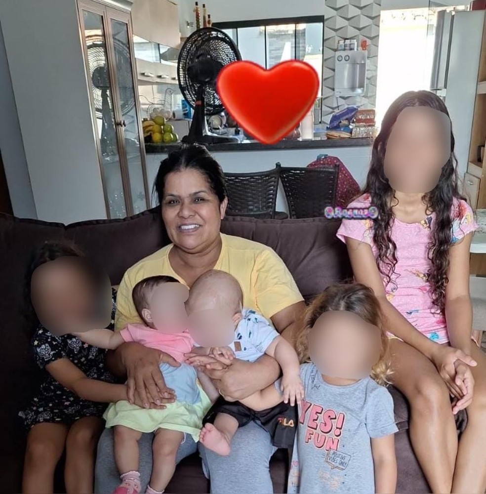 Pastora Ana Maria Rezende dos Santos com cinco de seus oito netos. — Foto: Arquivo Pessoal