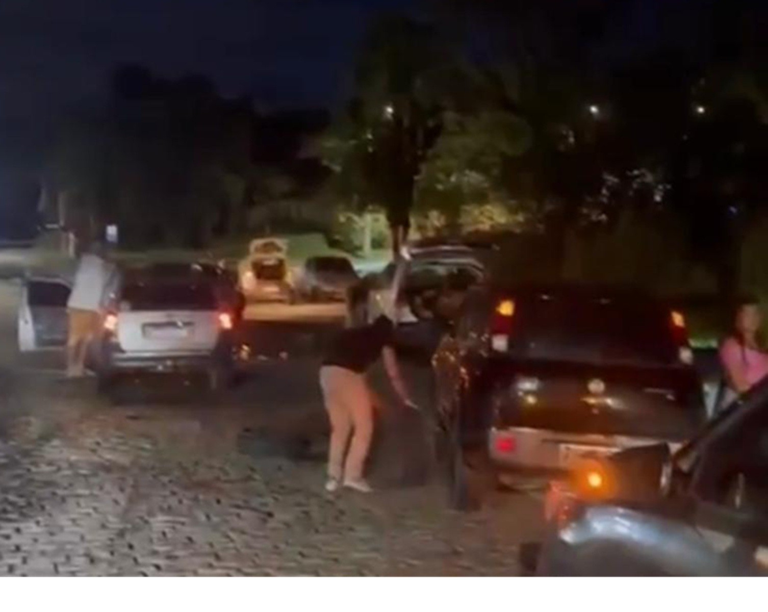 Motoristas têm prejuízos após veículos caírem em buracos na RJ-114, em Maricá