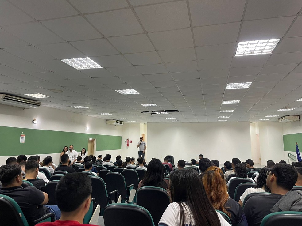 Diretor faz fala durante primeiro dia de retorno das atividades, que ocorre nesta segunda-feira (6). — Foto: Mateus Ferreira/ SVM