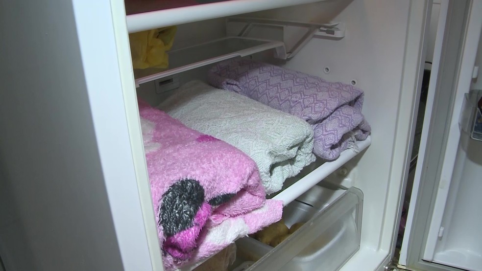 Moradores de Patos, no sertão da Paraíba, colocam lençóis na geladeira para tentar amenizar calor na hora de dormir — Foto: TV Paraíba