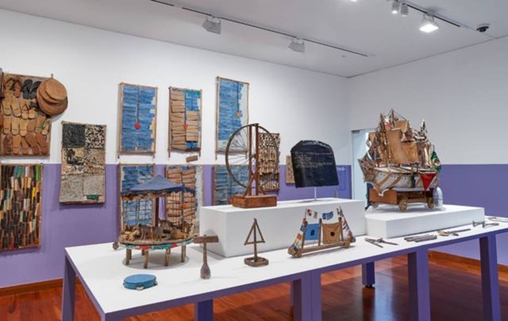 Bispo deixou um acervo de mais de mil objetos, entre indumentárias, estandartes, bordados, vitrines, fichários, móveis, esculturas, miniaturas e outras peças — Foto: Arturo Sánchez/cortesia da AS/COA/via BBC