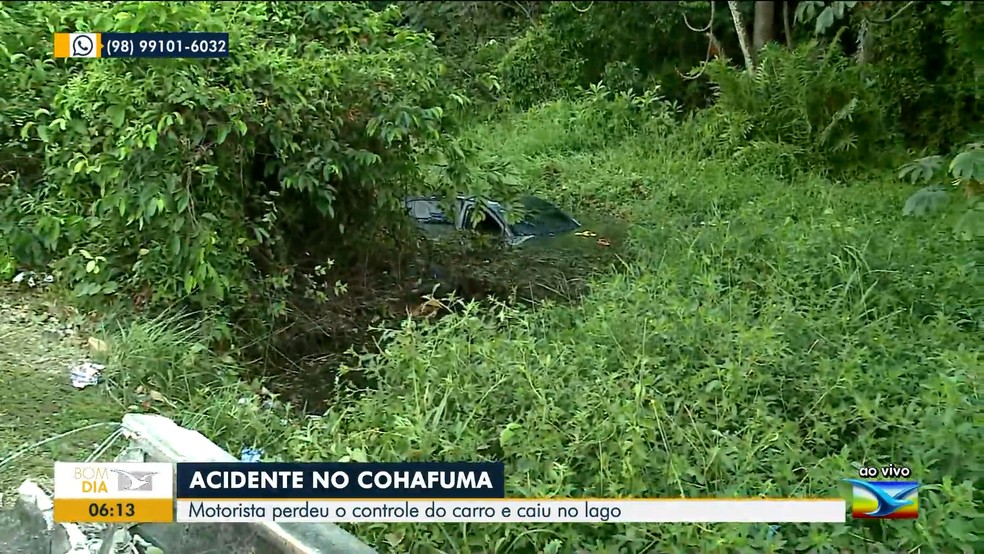 Motorista cai em lagoa no Cohafuma, após acidente, em São Luís — Foto: Reprodução/TV Mirante
