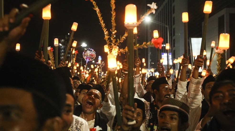 Muçulmanos na Indonésia participam de um desfile de tochas elétricas durante a celebração do Ano Novo Islâmico em 31 de agosto de 2019. — Foto: Eko Siswono Toyudho Anadolu Agency, Getty Images