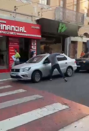 Motorista de aplicativo que agrediu idoso durante briga de trânsito é indiciado por lesão corporal grave; VÍDEO