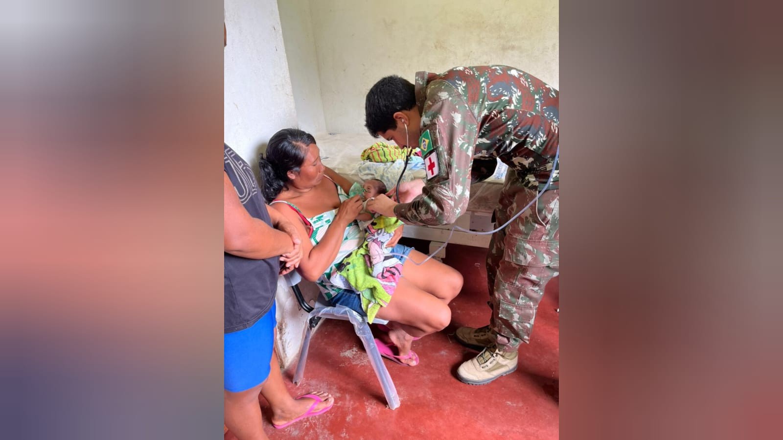 Militares do Exército atendem emergência e ajudam a salvar bebê indígena prematuro em aldeia isolada