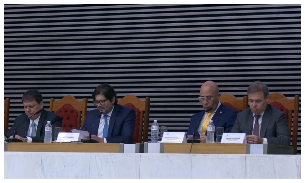 Ministro André Mendonça recebe Colar de Honra ao Mérito em sessão solene na Alesp com presença de Tarcísio e Nunes