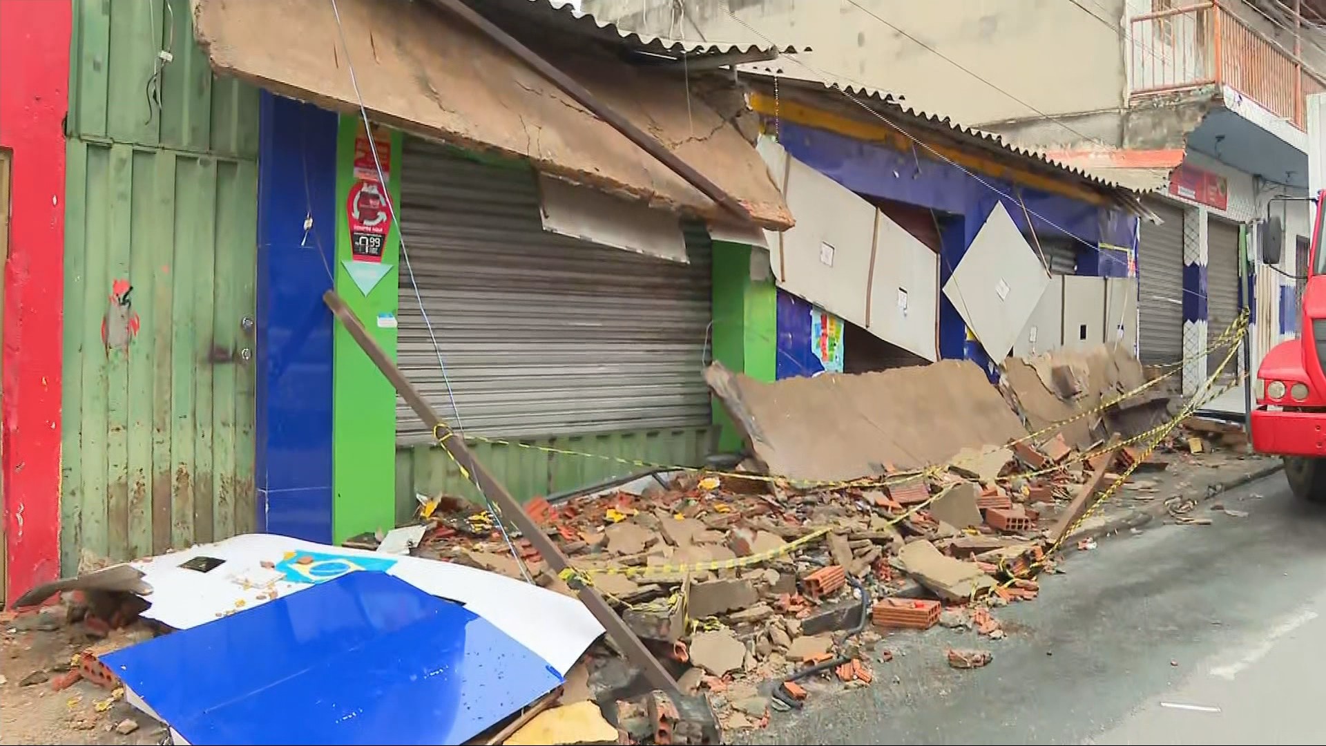 Marquise desaba durante chuva forte e interdita calçada no bairro São Gabriel, em BH