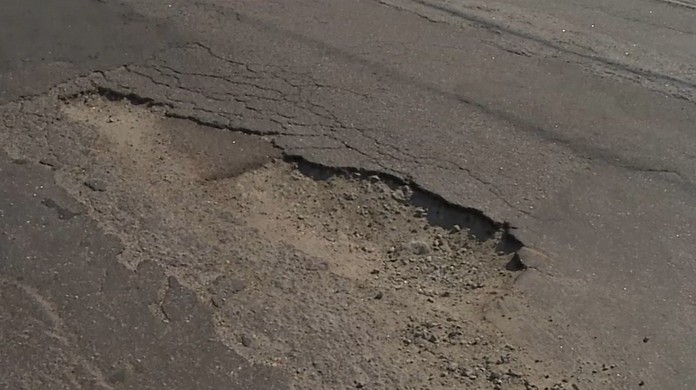 G1 - Buracos atrapalham fluxo de carros em estrada de Sabaúna, em Mogi -  notícias em Mogi das Cruzes e Suzano