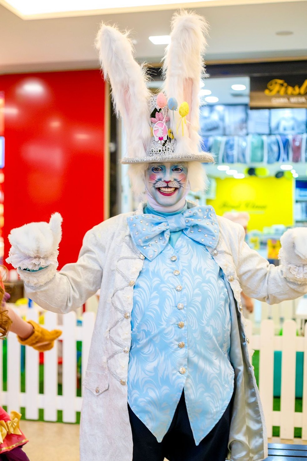Coelho da Páscoa visita shopping em Ceilândia — Foto: Divulgação/JK Shopping