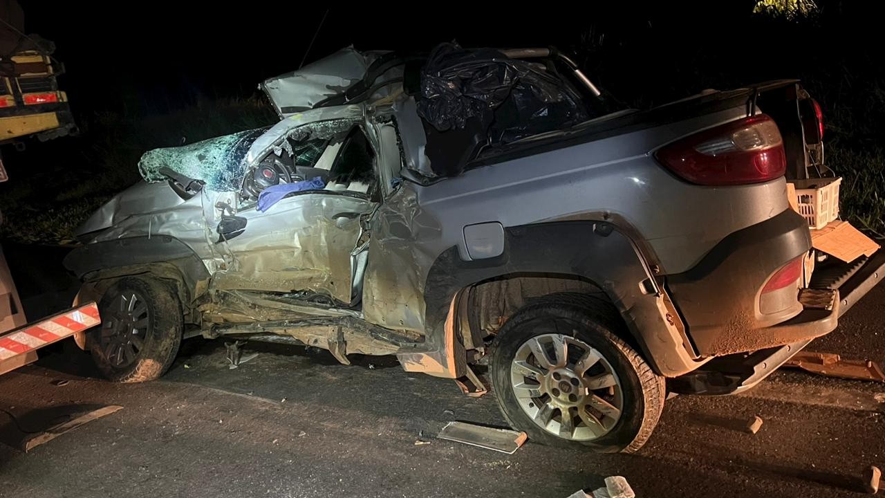 Motorista e passageira morrem após caminhonete bater de frente com caminhão na BR-262