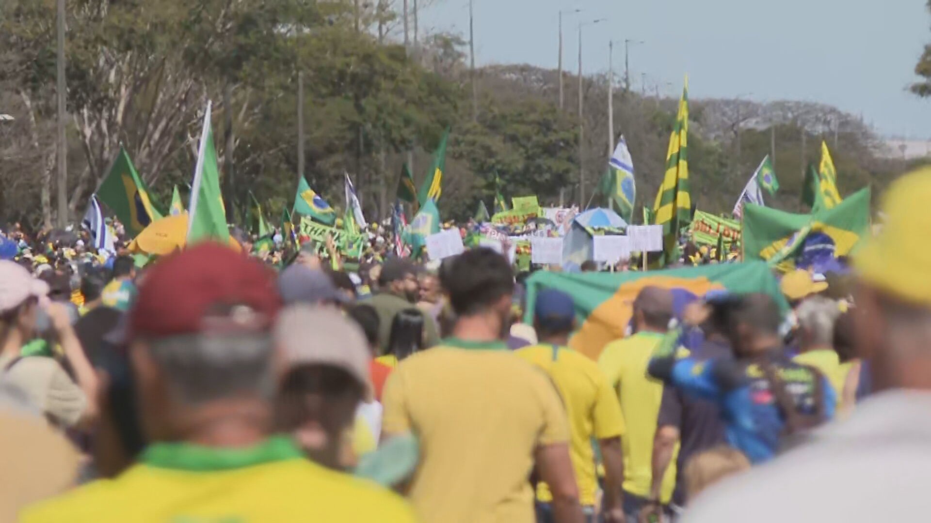 Apoiadores de Jair Bolsonaro fazem manifestação no Eixão, no DF 