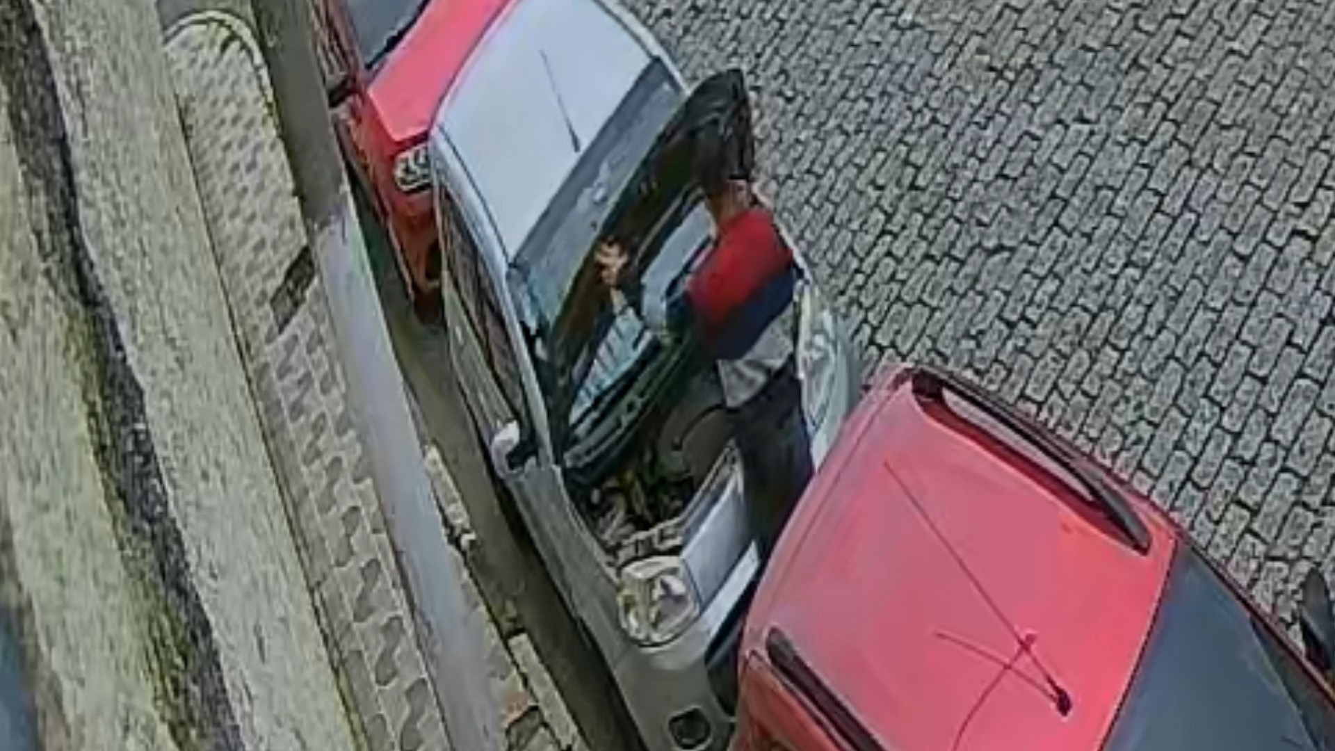 VÍDEO: suspeitos furtam carro em cerca de 3 minutos em Suzano