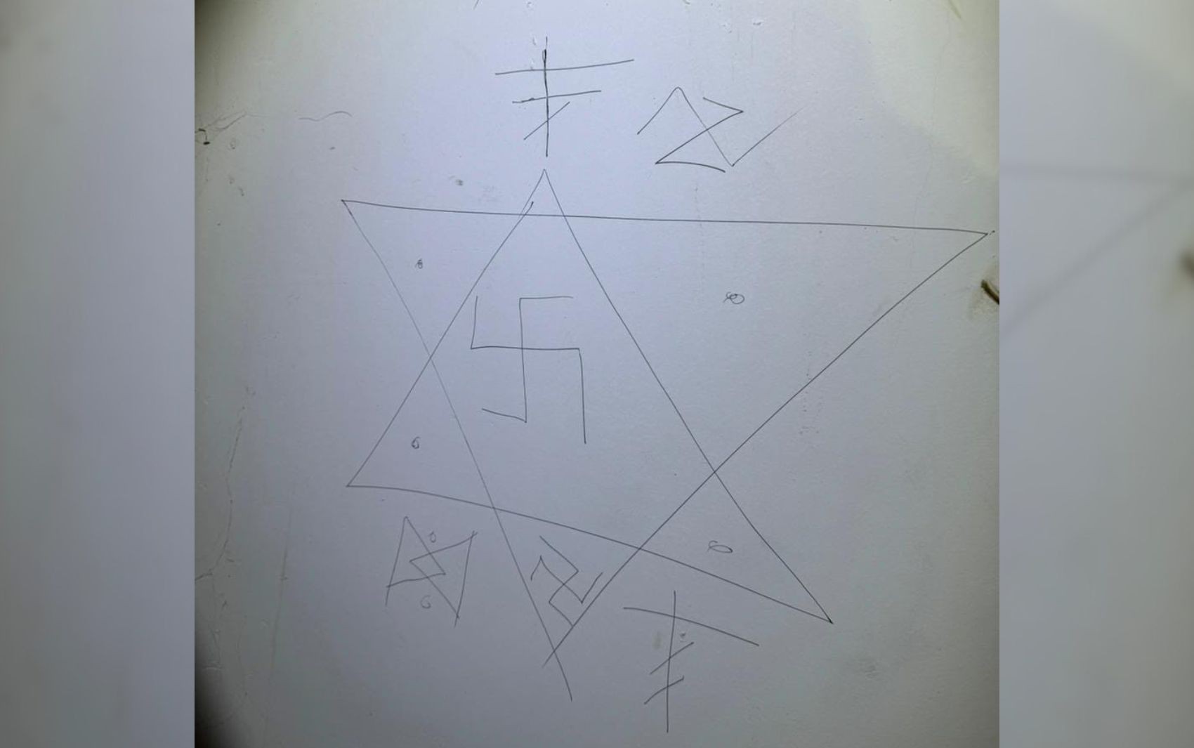 Suspeito de ameaçar Trump e tentar invadir Embaixada dos EUA fez desenhos com referências ao nazismo em paredes; veja imagens