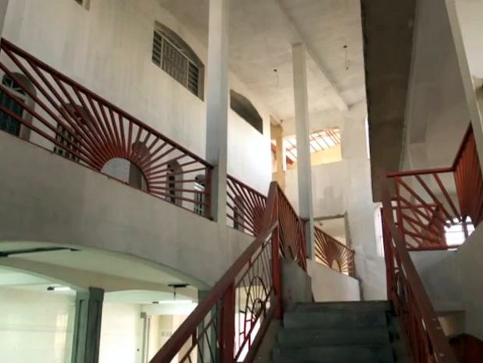 ARQUIVO: Escadaria em área interna do 'castelo' de 100 quartos deixado inacabado pelo cantor José Rico em Limeira — Foto: Reprodução/TV Globo