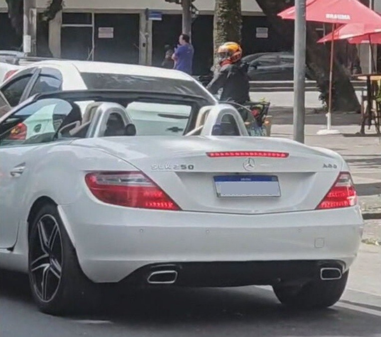 Vídeo mostra bandidos roubando carro de luxo conversível à luz do dia na Tijuca
