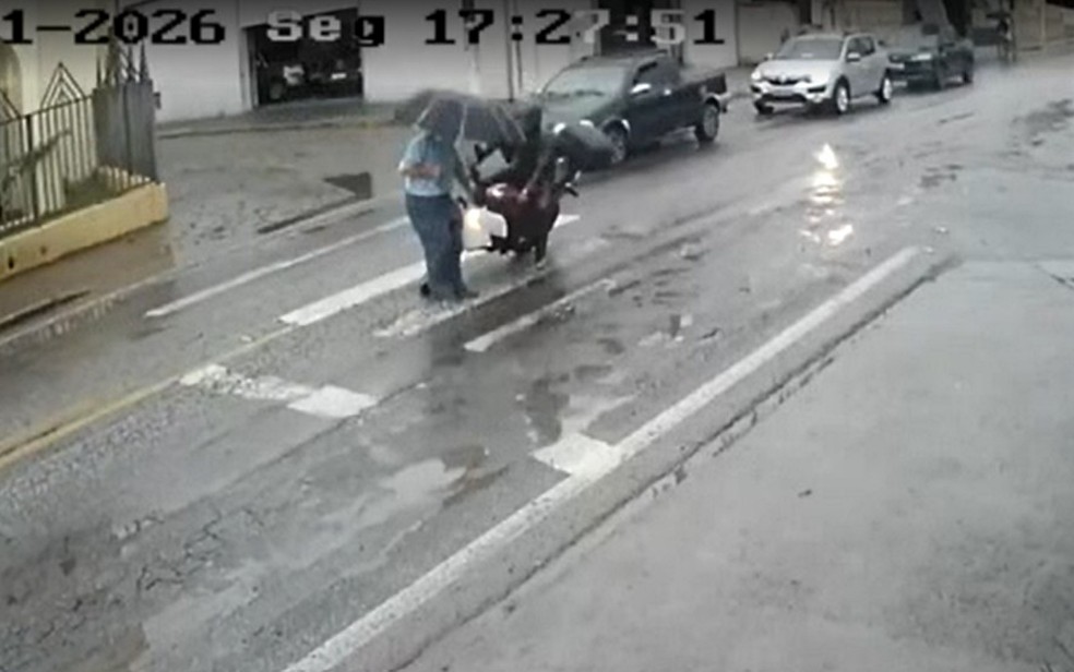 Idoso de 84 anos é atropelado por moto quando passava pela faixa de pedestres em Itajubá — Foto: Reprodução câmera de segurança