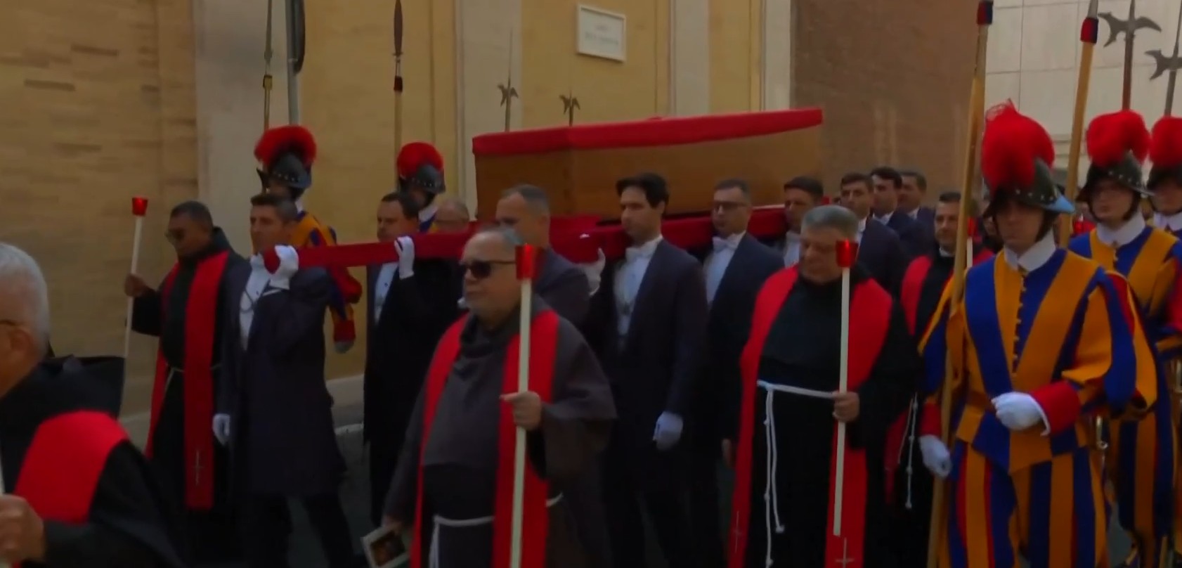 Corpo de papa Francisco começa a ser transportado; velório terá início às 6h