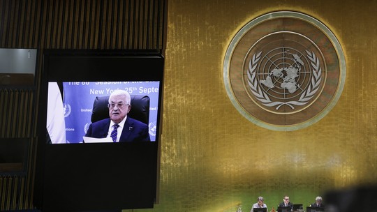 Paz após Estado Palestino, condenação ao Hamas, 'pronto para trabalhar com Trump': os pontos do discurso do presidente palestino na ONU - Mahmoud Abbas falou por vídeoconferência na Assembleia Geral da ONU porque teve visto de entrada nos EUA proibido por Donald Trump. Ele também pediu que o Hamas deixe as armas e garantiu que o grupo terrorista não estaria em um eventual novo governo palestino em Gaza.