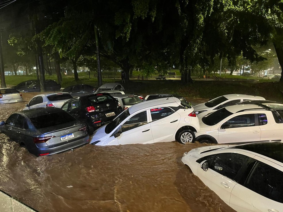 Veículos foram arrastados pela enchente no bairro São Bento, na Região Centro-Sul — Foto: Redes sociais