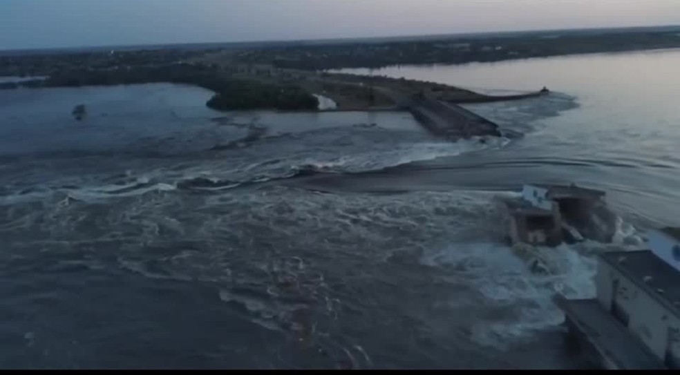 Imagem aérea mostra inundação após barragem ser explodida na Ucrânia — Foto: Reuters