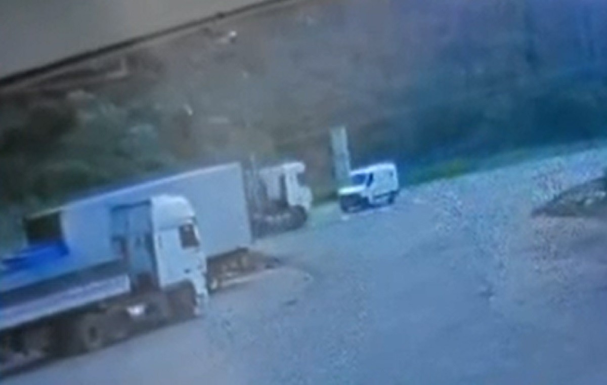 Vídeo mostra acidente entre ambulância e carreta na BR-116 que deixou dois mortos