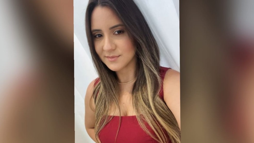Mulher que morreu em acidente com Hilux em Fortaleza foi ejetada do veículo com o namorado — Foto: Reprodução