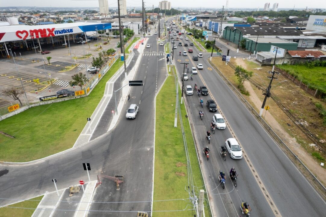 Acidente entre carreta e moto deixa duas pessoas feridas na Avenida Menino Marcelo, em Maceió