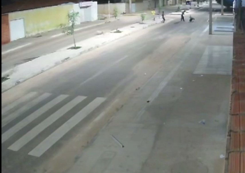 VÍDEO: jovem de 23 anos é morto com vários golpes de faca e pauladas no bairro Pedra Linda, em Petrolina