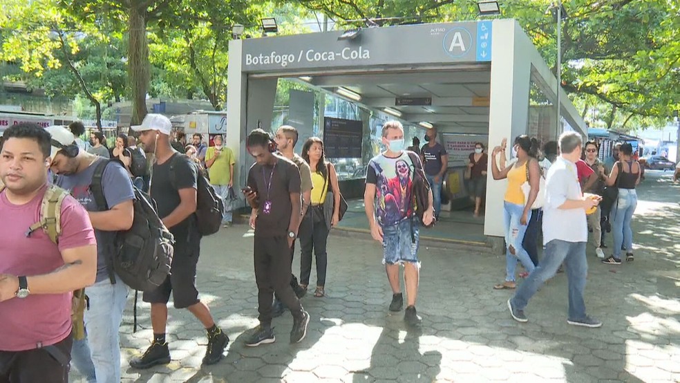 Entre os problemas apontados pelos passageiros no metrô do Rio estão as filas para pegar a integração do metrô de Botafogo — Foto: Reprodução/ TV Globo