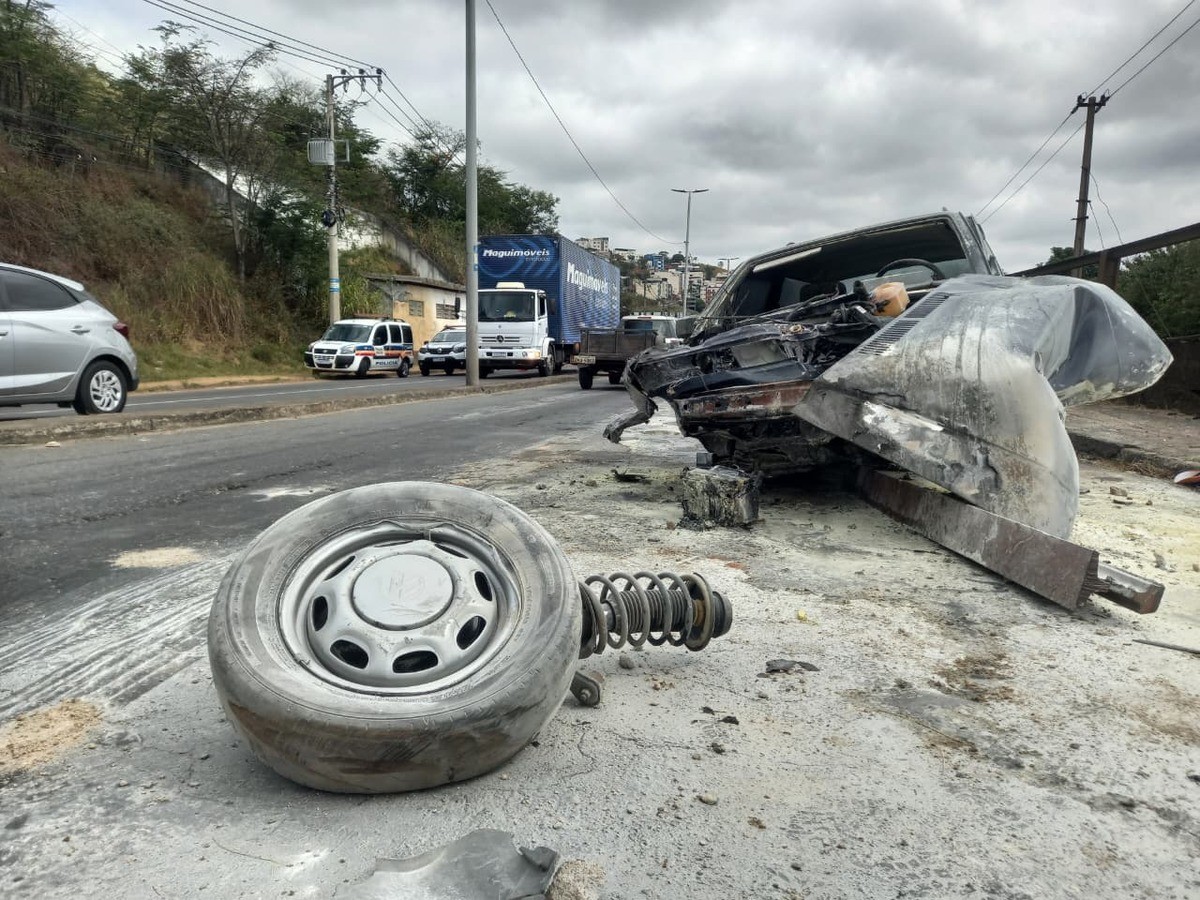Carro bate em muro e pega fogo após pneu furar e motorista perder o controle da direção na Avenida JK, em Juiz de Fora