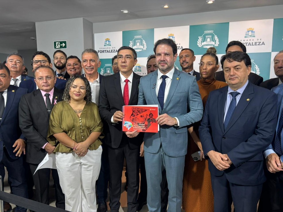Vereadores recebem exemplar da proposta do novo Plano Diretor de Fortaleza — Foto: Kilvia Muniz/SVM