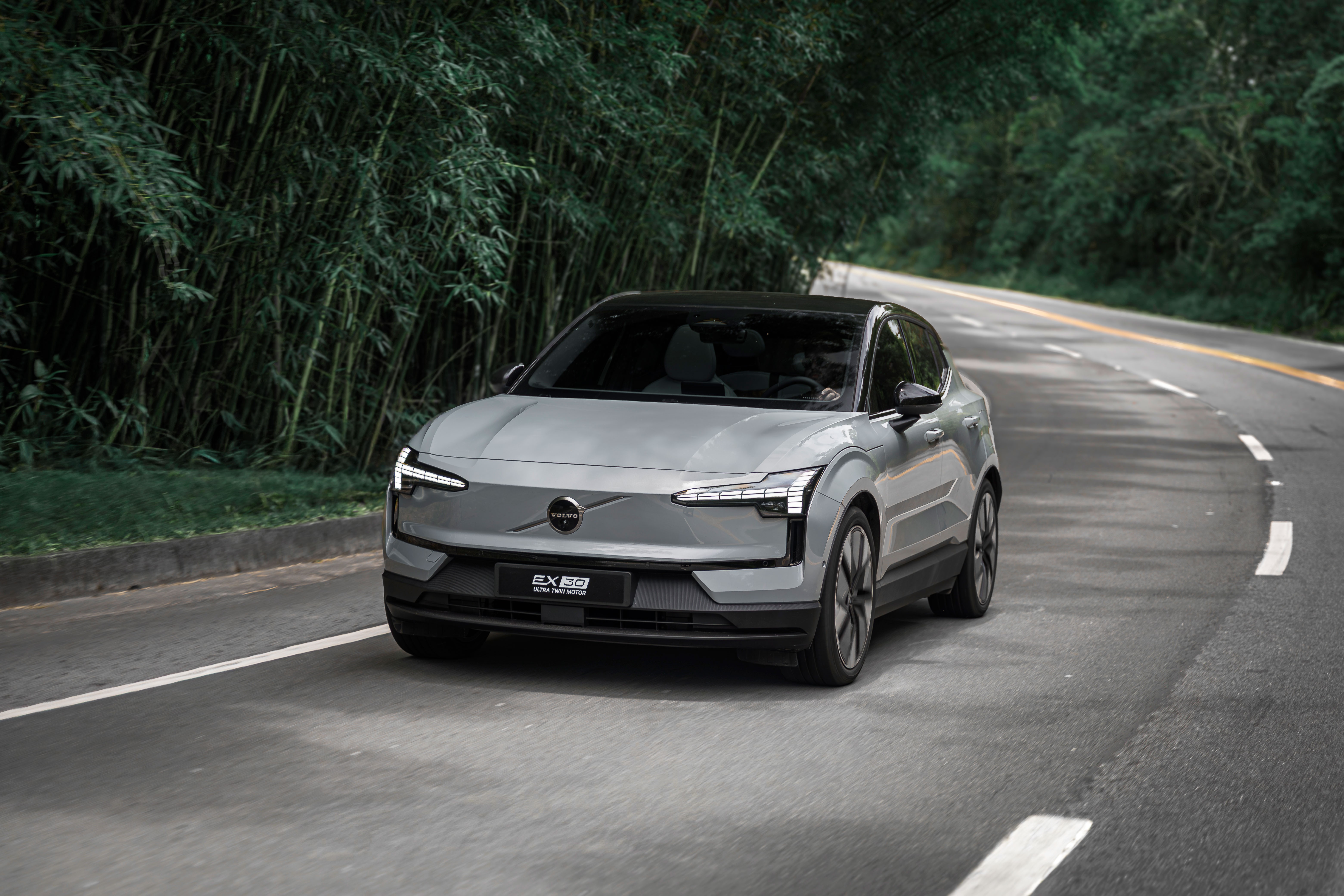 Volvo fará um recall de 40 mil SUVs elétricos EX30 devido a risco de incêndio na bateria