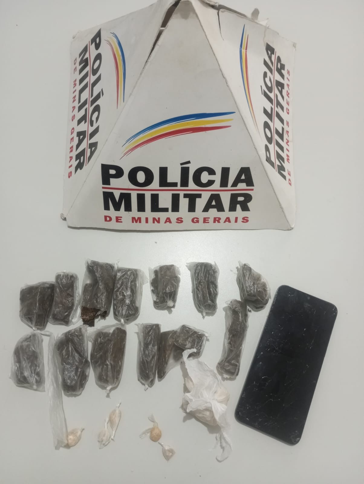 Após prisão de rapaz com drogas, moradores contam que os pais dele saíram de casa por conta de seu envolvimento com o tráfico | Grande Minas